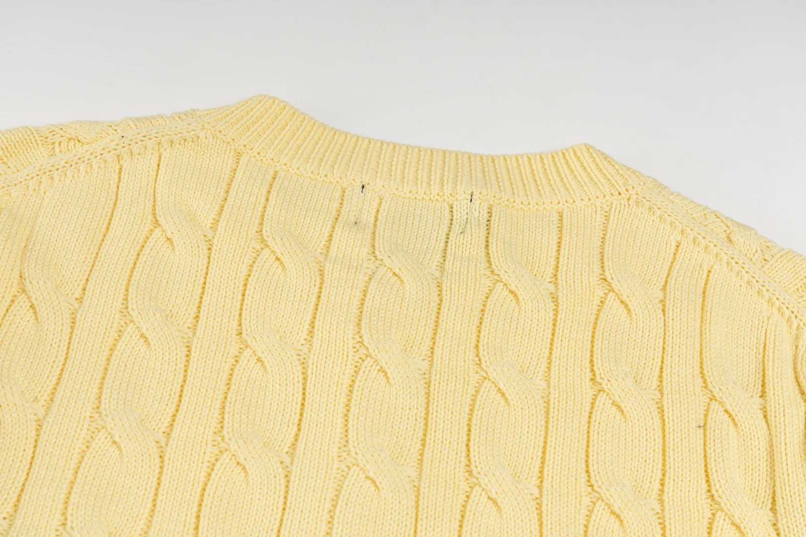 P230 #R93 RALPH LAUREN Ralph Lauren twelve colors classic small label embroidery logo seven-button knitted cable cardigan sweater women's top, high-density LOGO embroidery on the chest, original customization of tag accessories. Made of pure cotton yarn, pure cotton is skin-friendly and comfortable, small label war horse embroidered twist button cardigan sweater 🐎 high quality, follow the blogger to learn how to wear it! Let’s buy a Ralph Lauren cable sweater. It’s a super hard-to-find series after it became popular. It’s hard to find one on the official website. It’s simple and practical to wear, with a lazy and loose feel. The thickened fabric has more texture, feels soft and delicate, and has a loose fit. Whether worn alone or layered, you can wear different styles of fashion with just one piece!   Size: